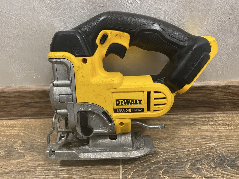 Лобзик DeWalt DCS331