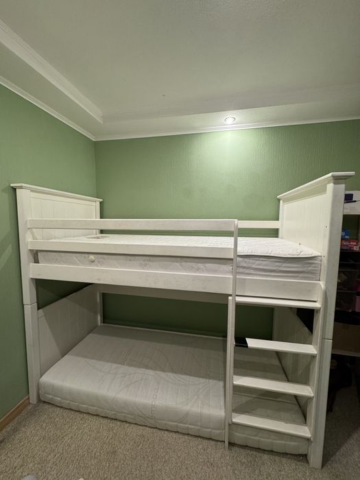 Ліжко деревʼяне із матрасами