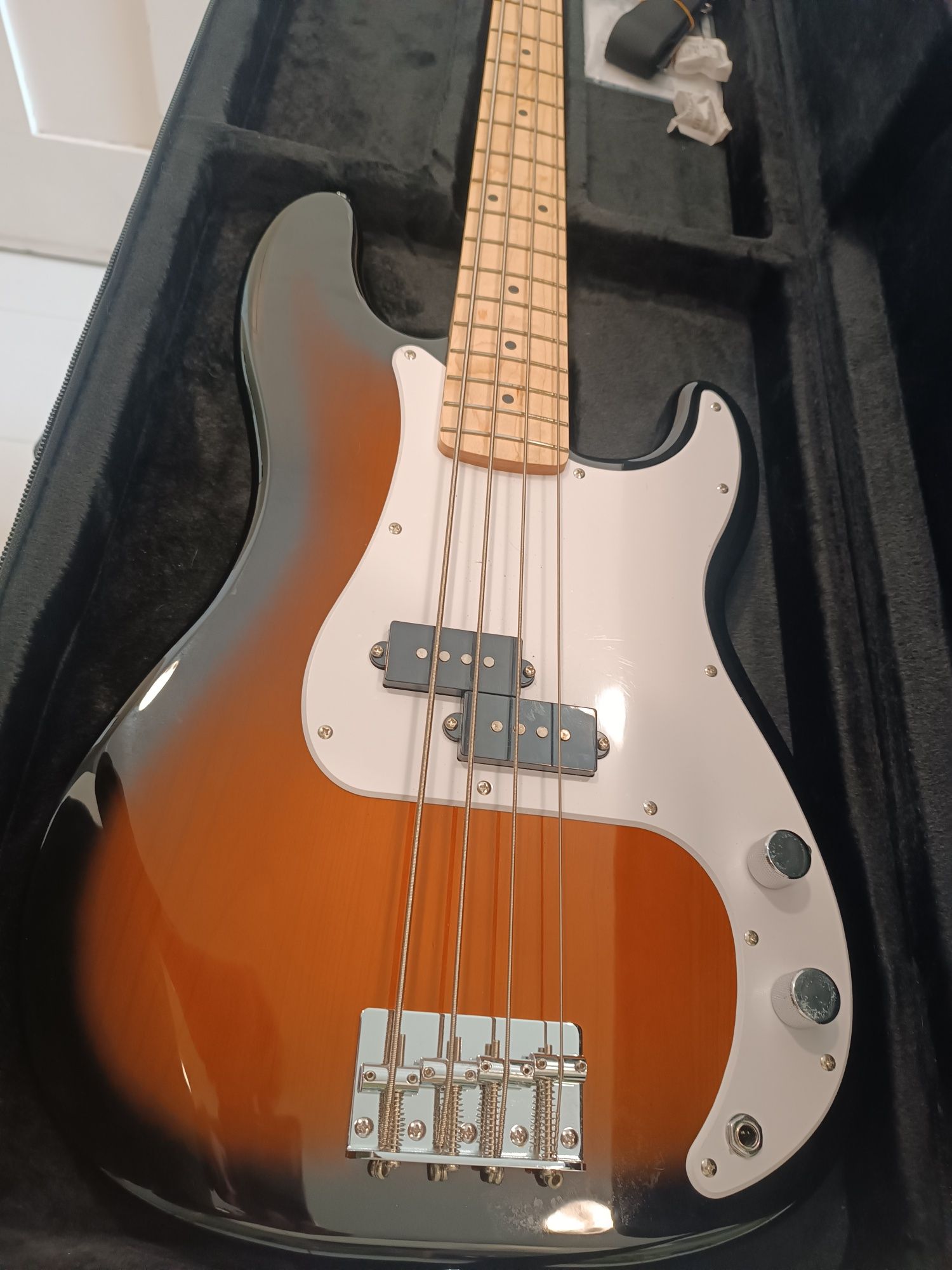 Baixo 4 cordas Squier Sonic Precision + caixa