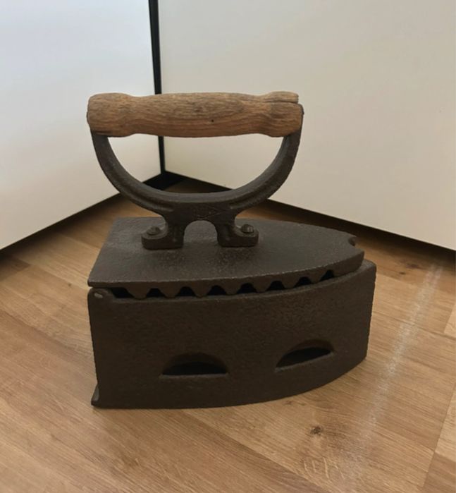 Zabytkowe żelasko PRL