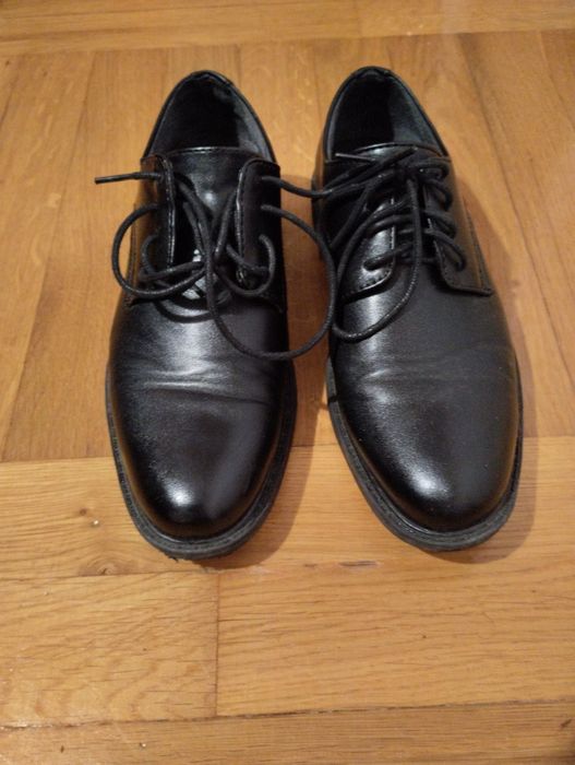 Obuwie sznurowane czarne