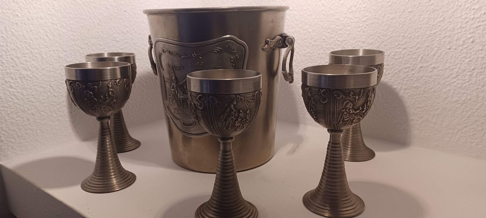 Balde + 6 copos em estanho com relevo.Bom estado
