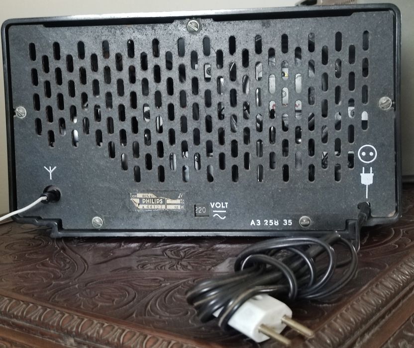 Rádio antigo Philips (anos 50-60), a funcionar