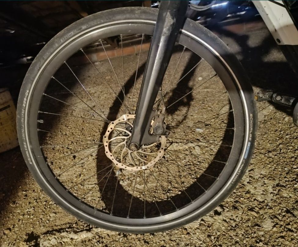 bicicleta elétrica, provavelmente um modelo Moustache Dimanche 28.