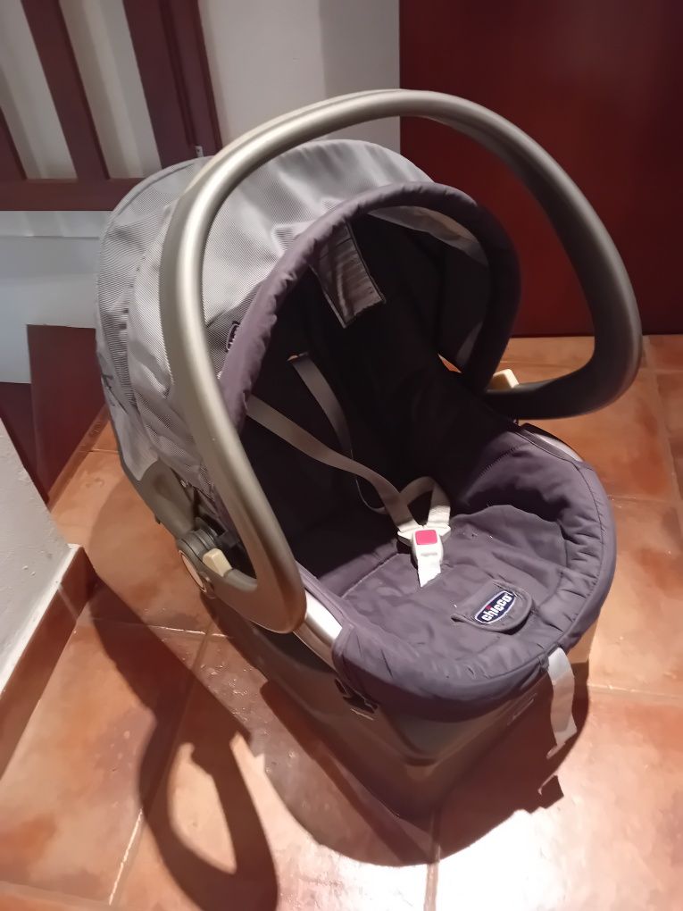 Ovo de bebe activ3 chicco com base isofix