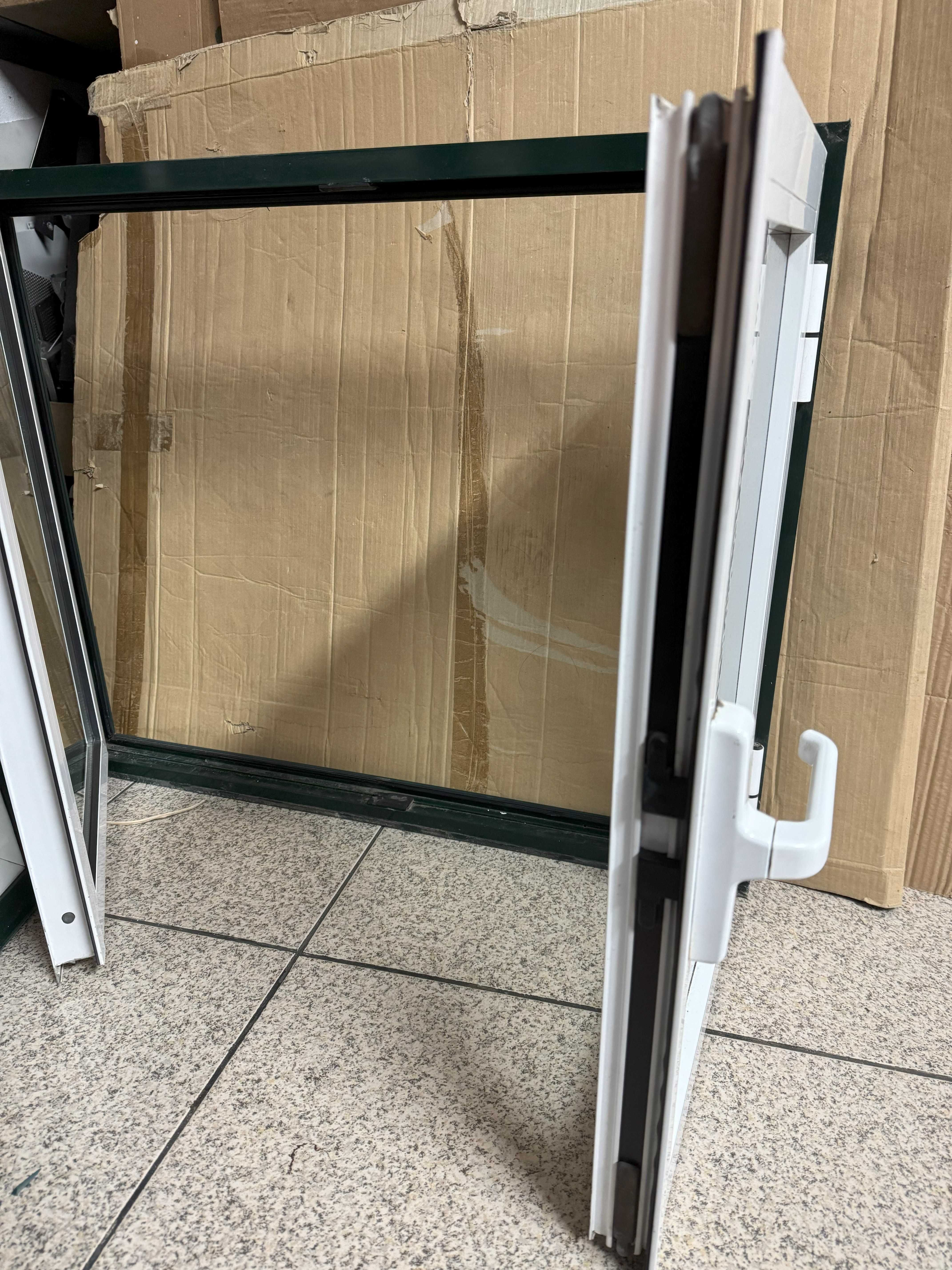Janelas em alumínio branco com vidro duplo, em boas condições