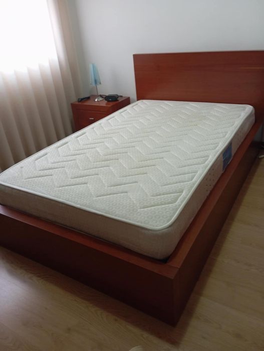 Vendo cama de solteiro corpo e meio madeira de cerejeira .