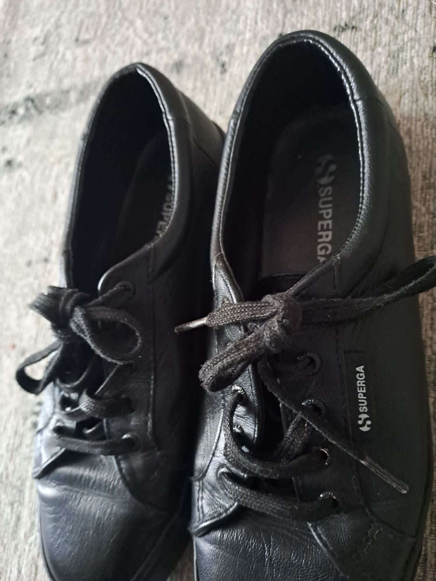 Skórzane  czarne buty marki SUPERGA rozm. 36( 24.5  cm).