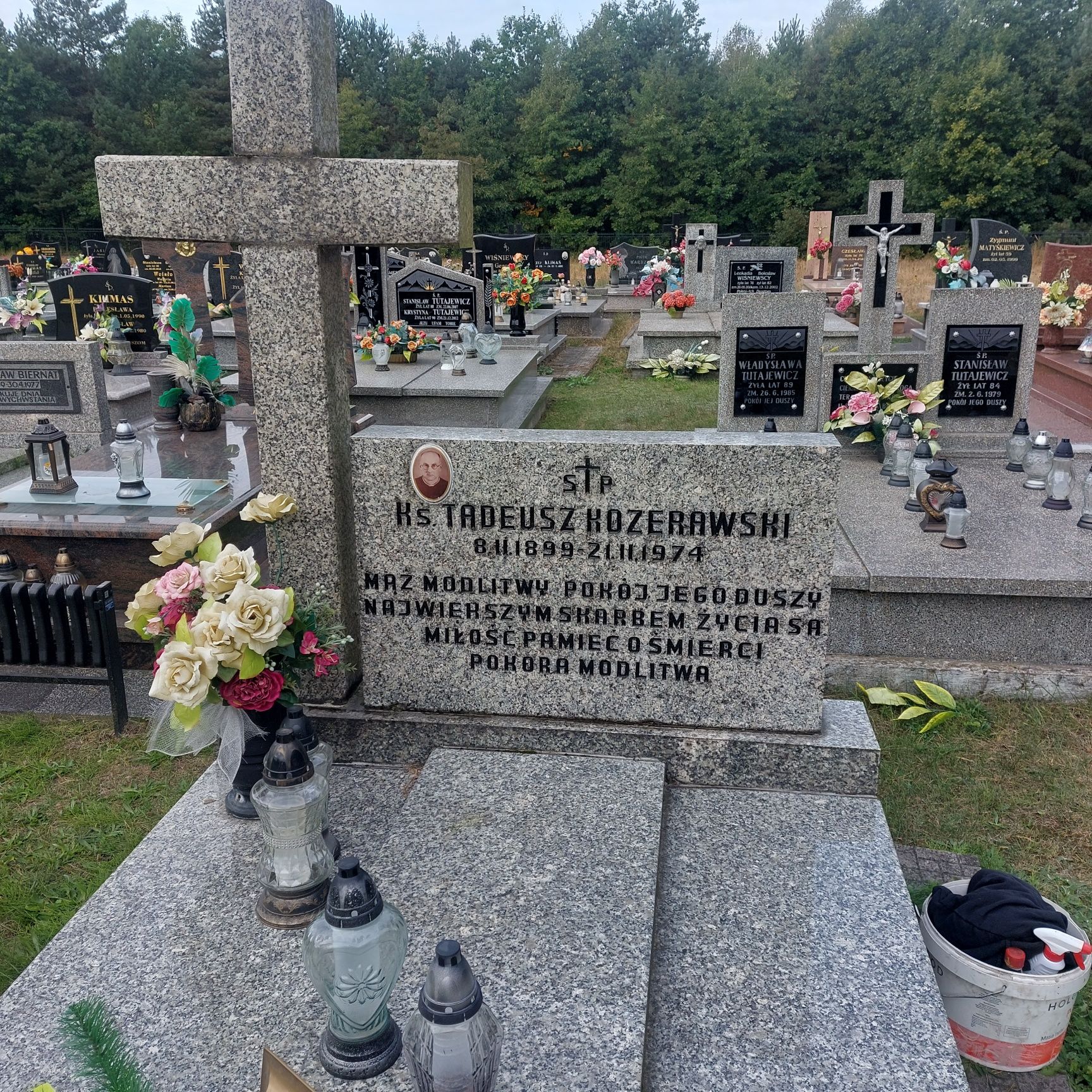 Odnawiania,malowanie liter na cmentarzu na nagrobkach