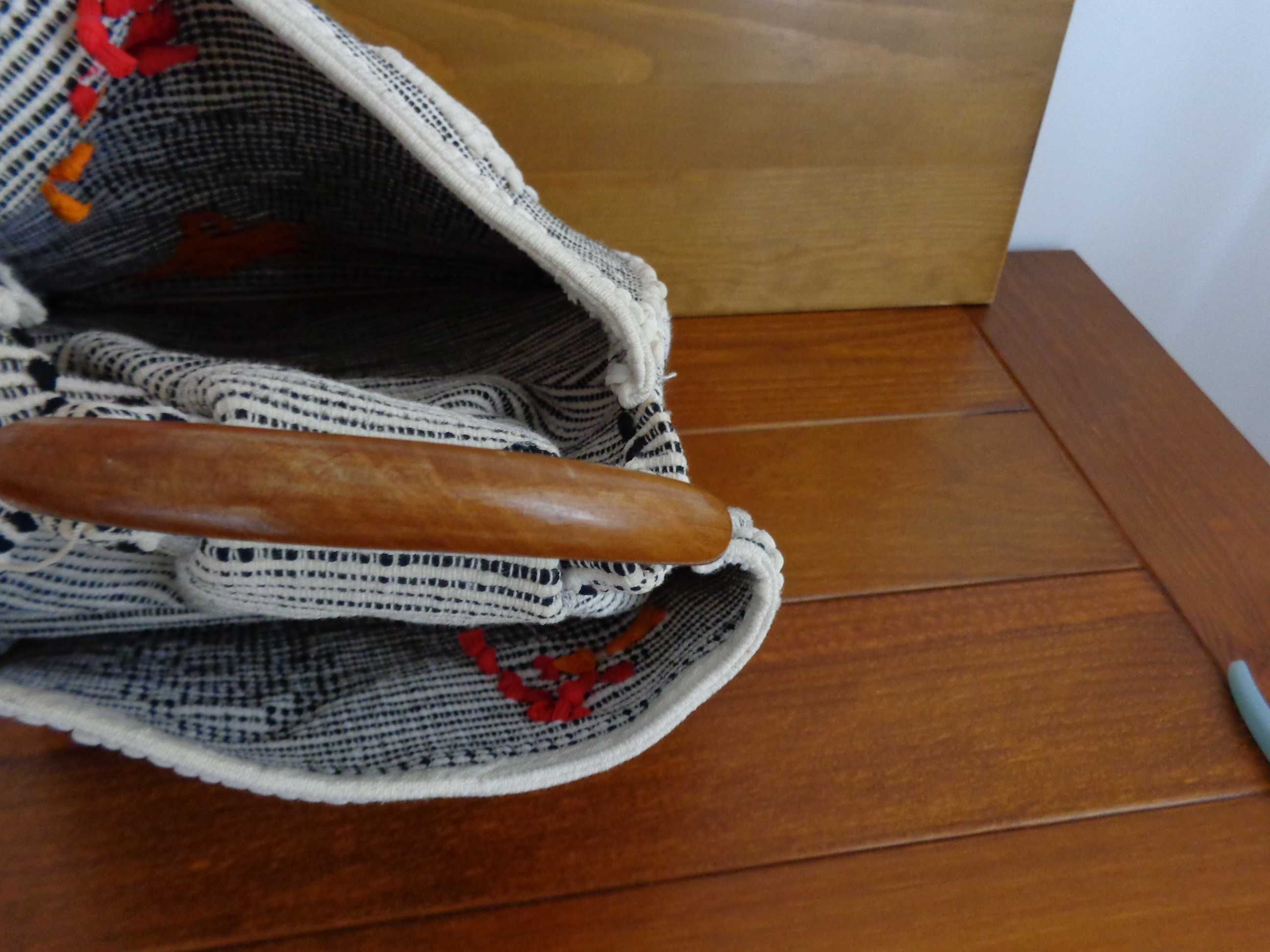 Saco antigo em tapeçaria com pega em madeira