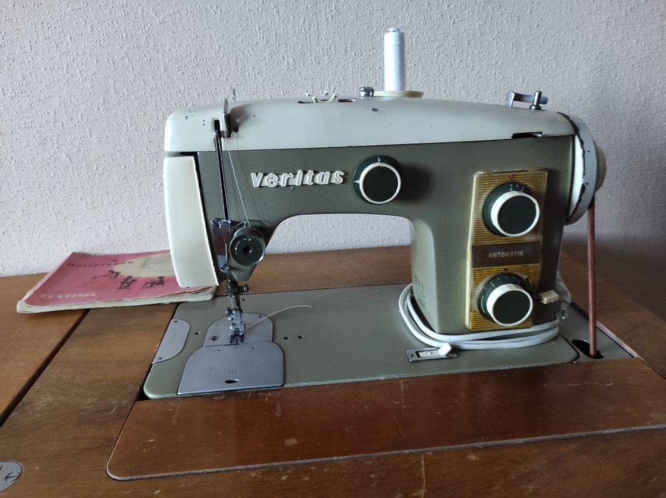 Швейна машинка Veritas з тумбою