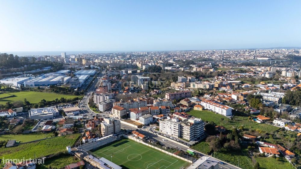 Galeria com 8 espaços comerciais