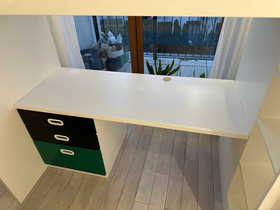 Łóżko z antresolą i biurkiem Ikea Smastad. Z materacem