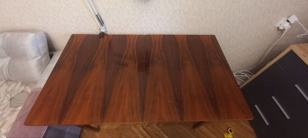 Стол для гостинной