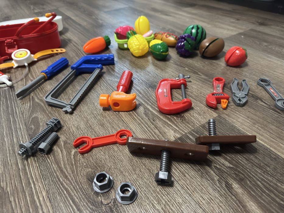 Набір розвиваючих іграшок інструменти,аптечка, фрукти.