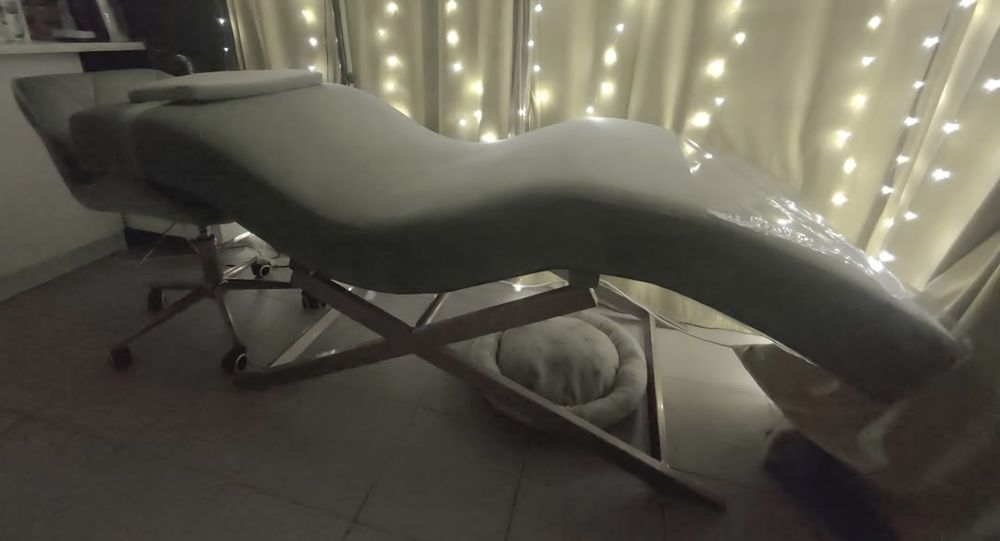 Wyprofilowane łóżko kosmetyczne Figuratti złota rama