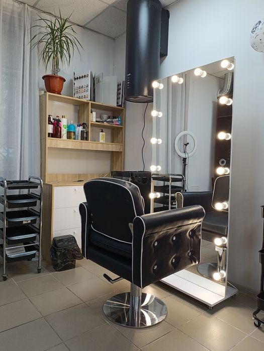 Робоче місце для кератину на площі Маяковского з генератором.