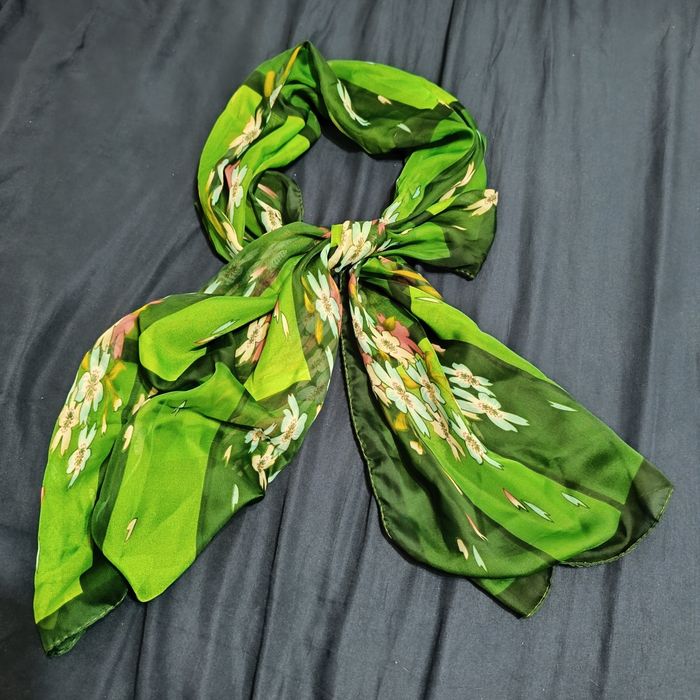 Zielona chusta w kwiaty