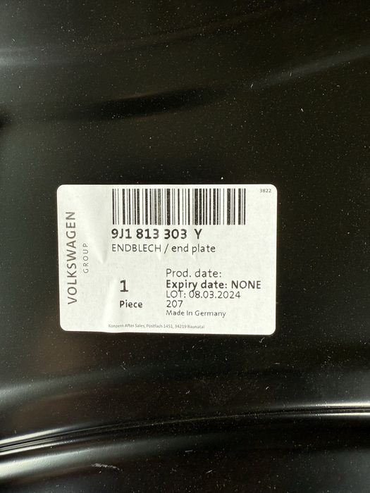 Задня панель Porshe taycan 9j1-813–303-Y