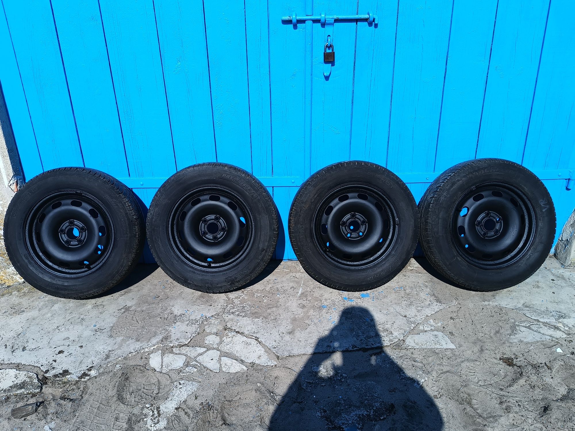 Продам резину з дисками 195/65R15