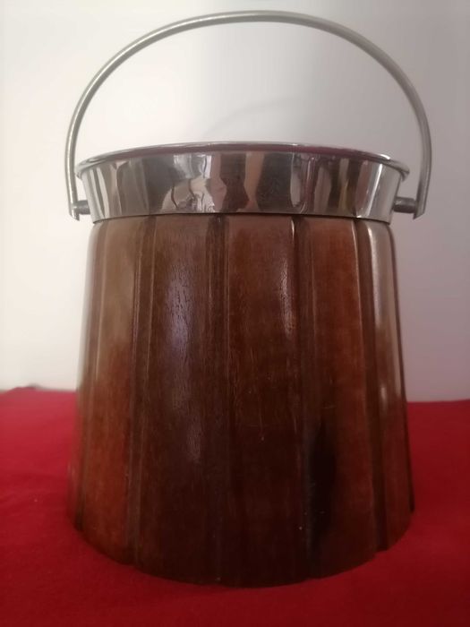Frappe de gelo em madeira nobre. Em excelente estado de conservação