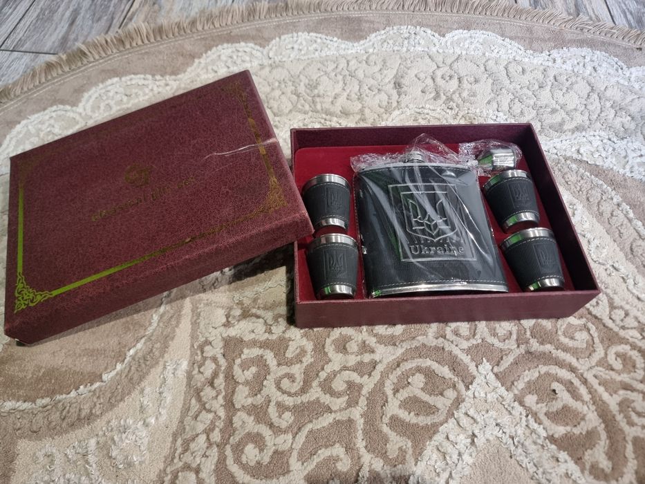 Подарунковий набір для чоловіка, є на коробці подряпина