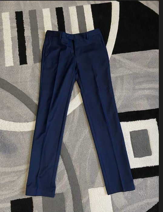 Класичний костюм, синього кольору. Метелик у подарунок.