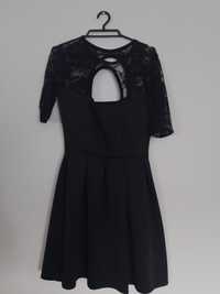 Czarna sukienka z koronkowym rękawkiem