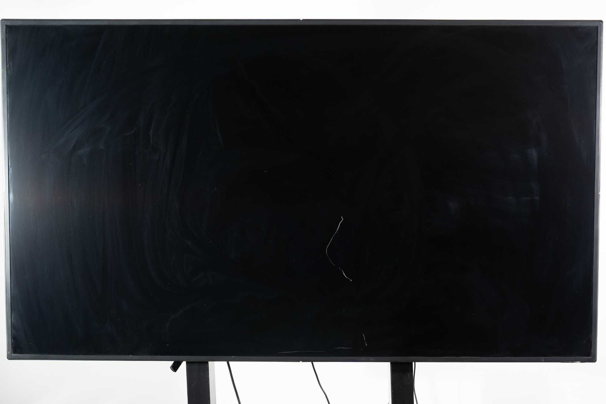 NEC C551 55” – sprawny, 4K, grube rysy na środku ekranu