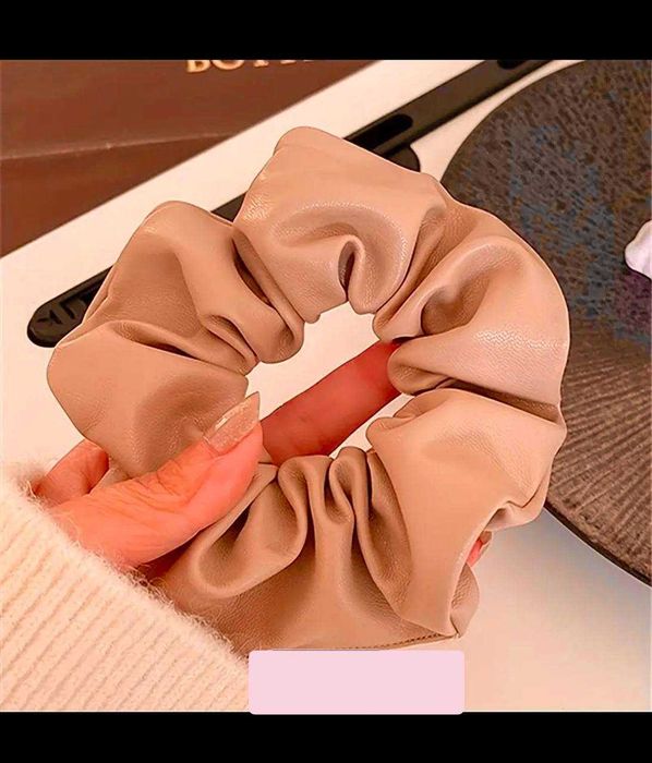 Шкіряна резинка для волосся коричнева та заколка перлинки коричневая