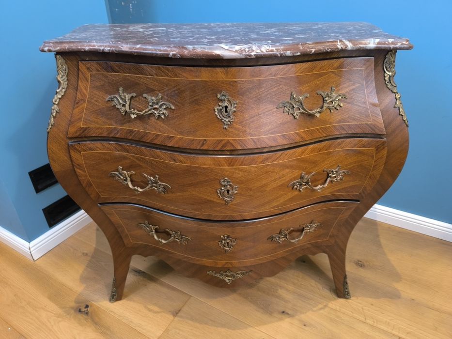 Piękna funkcjonalna intarsjowana komoda z marmurowy blatem