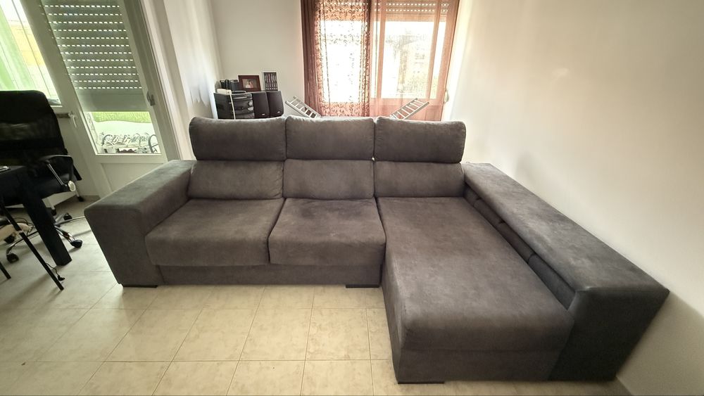 Sofá Chaise Longue Cinza com arrumação