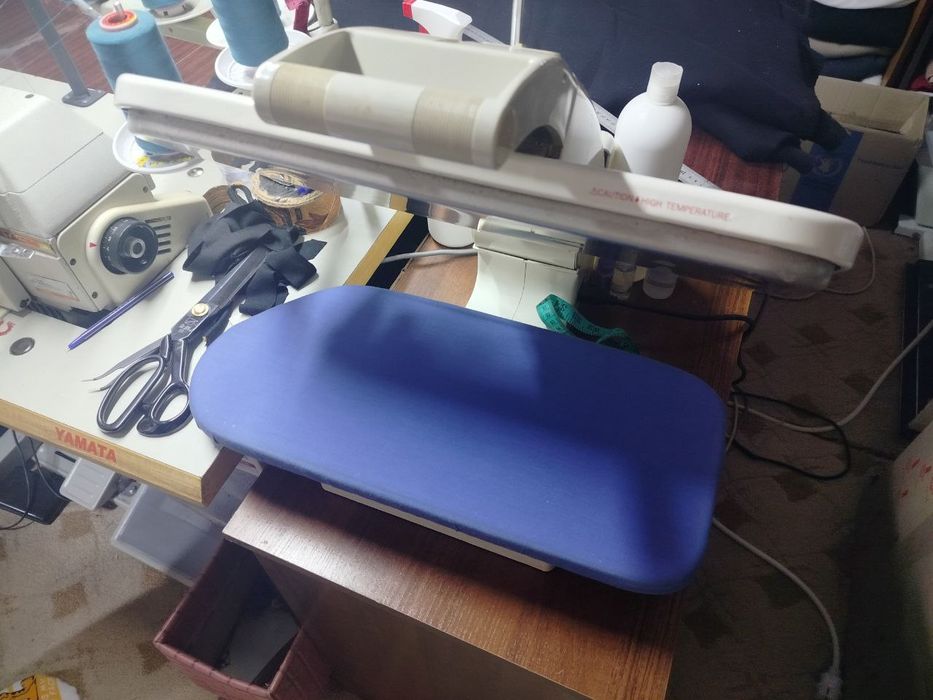 Продам аверлок у робочому стані за ціною 5000грн. Прес 1200.