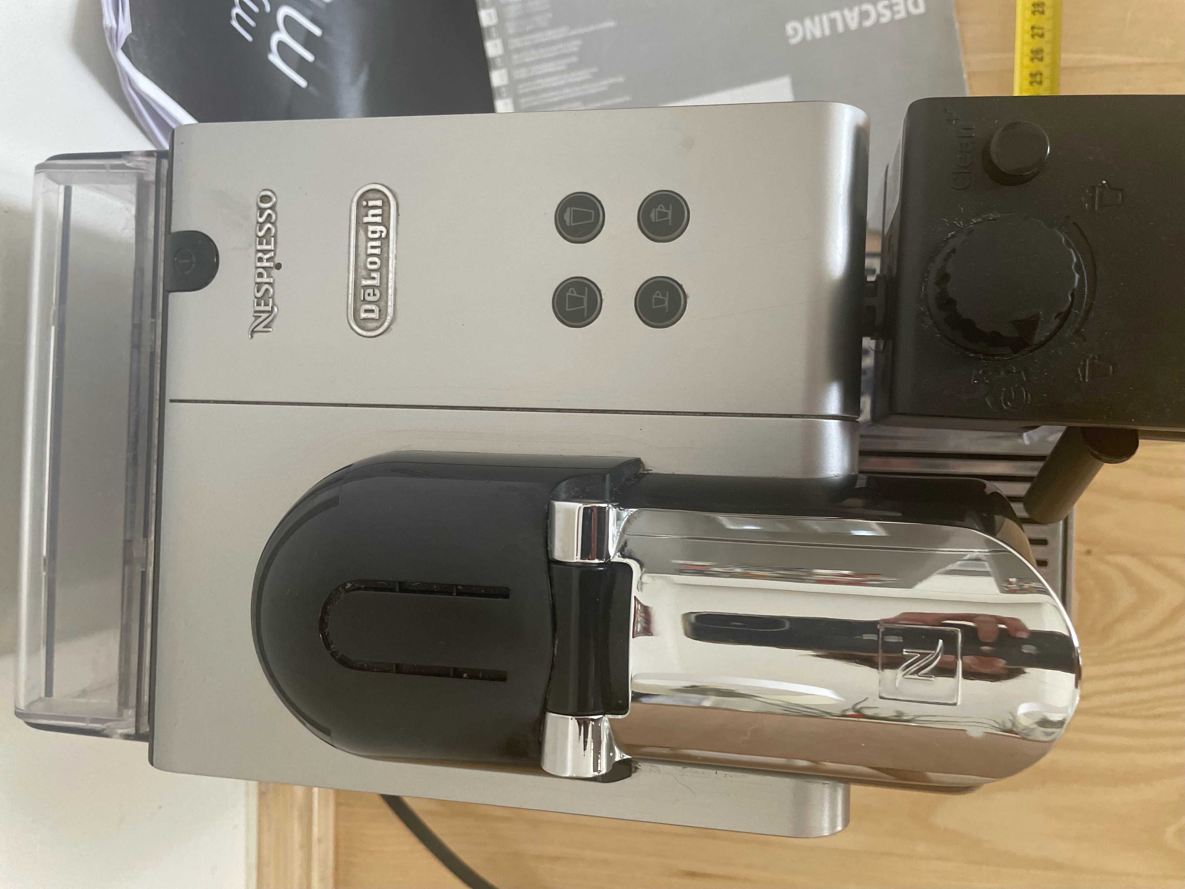 Ekspres do kawy kapsułkowy DeLonghi