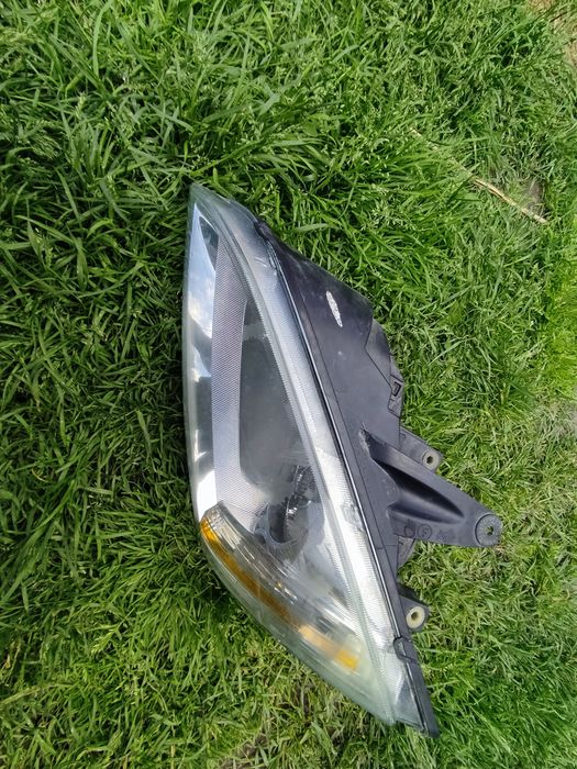Ліва фара зі сторони водія Ford Focus 2