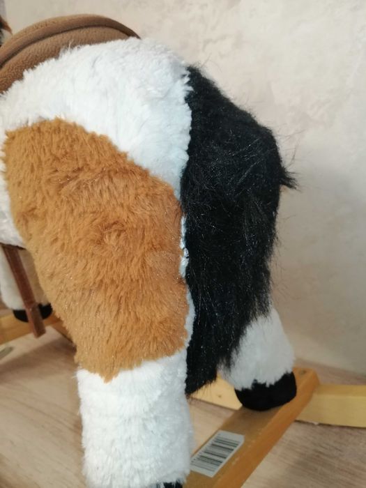 Koń na biegunach – stabilny, miękki, z ochroną podłogi