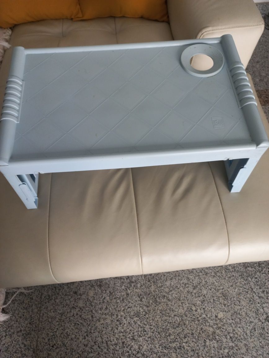 Tabuleiro em plástico  rijo,ideal pra  comer no sofá  ou na cama.