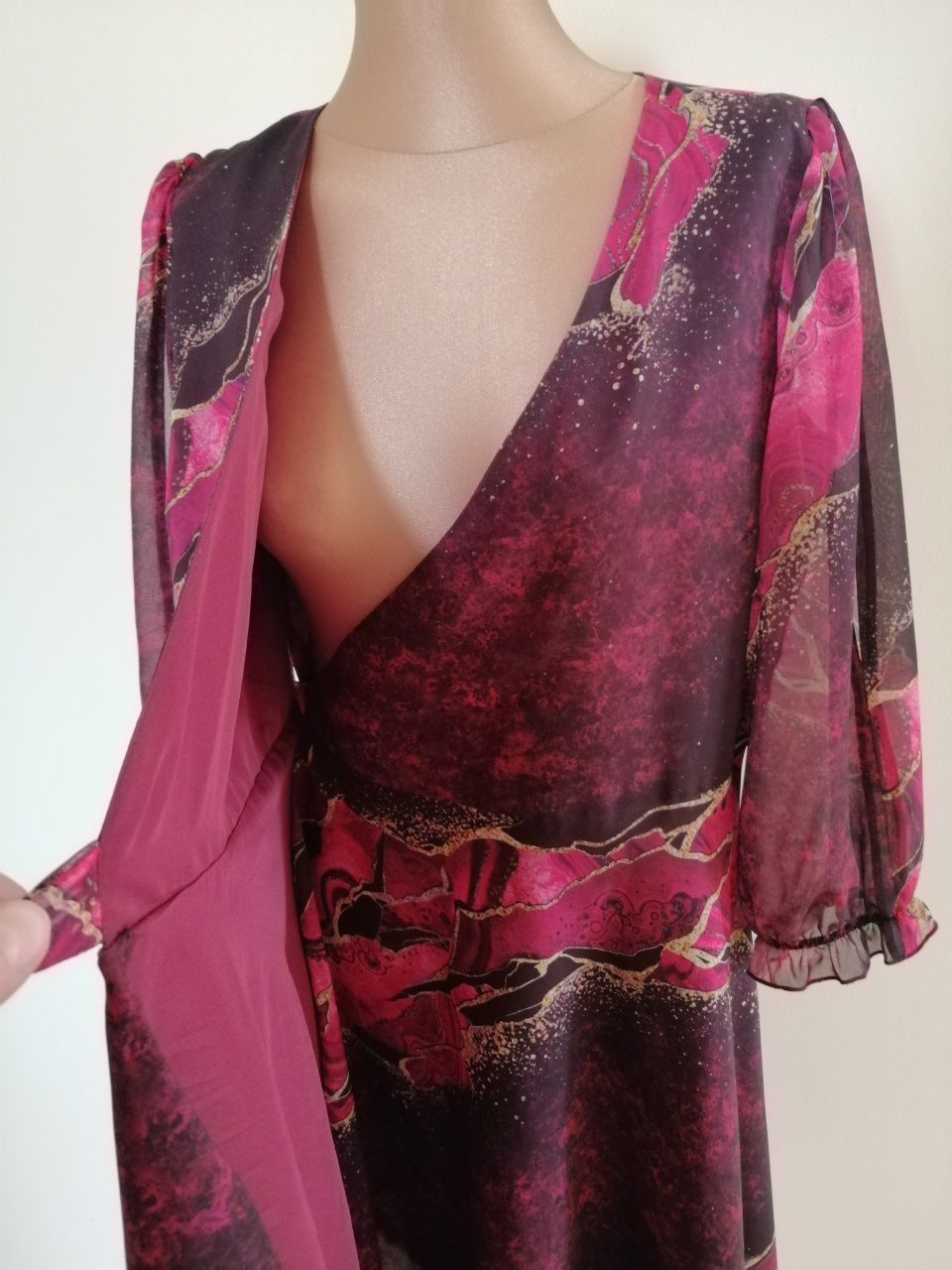 Różowa sukienka na zakładkę, wiązana w talii