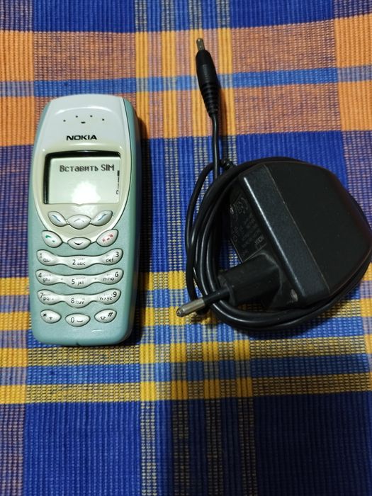 Nokia 3410 с блоком питания.