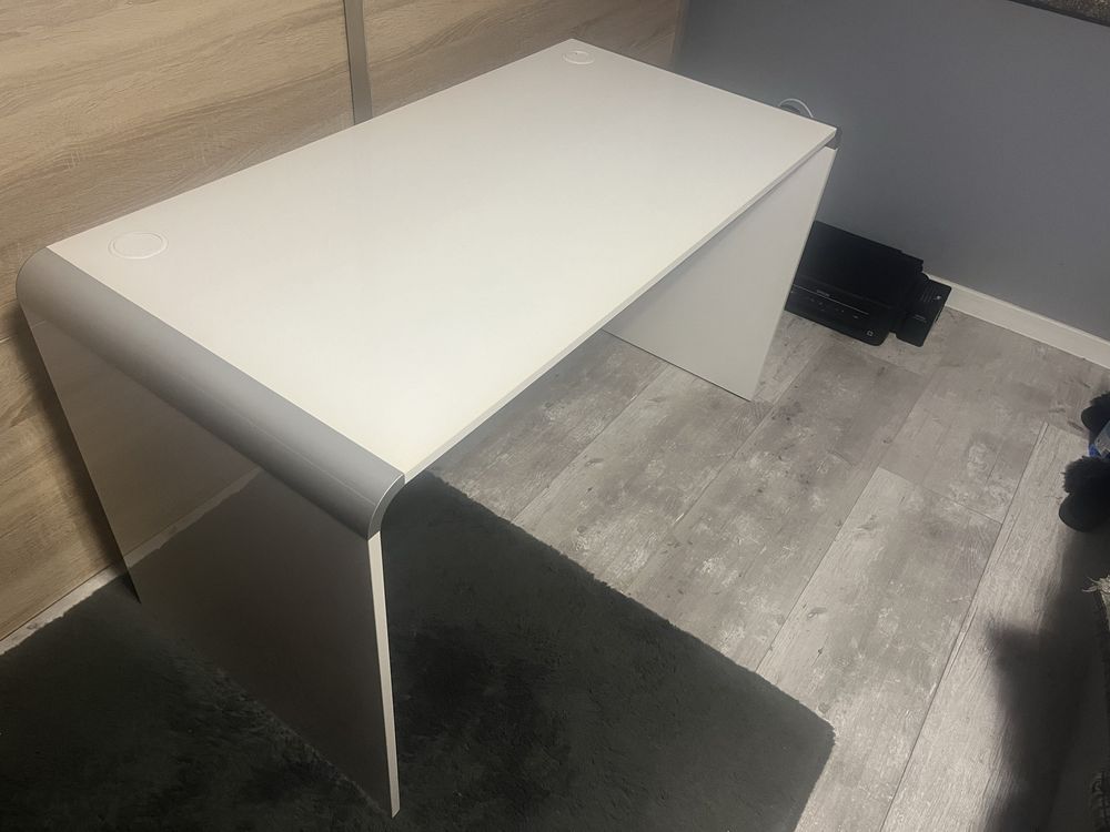 Biele lakierowane biurko