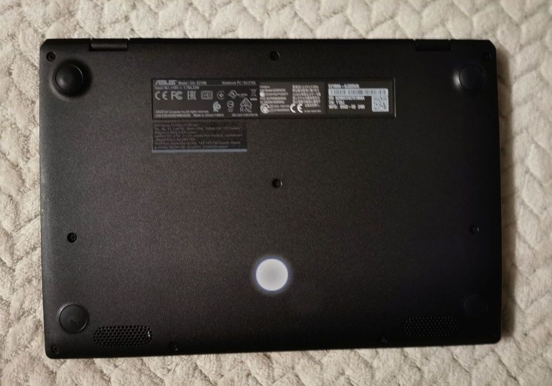 Laptop Asus mały