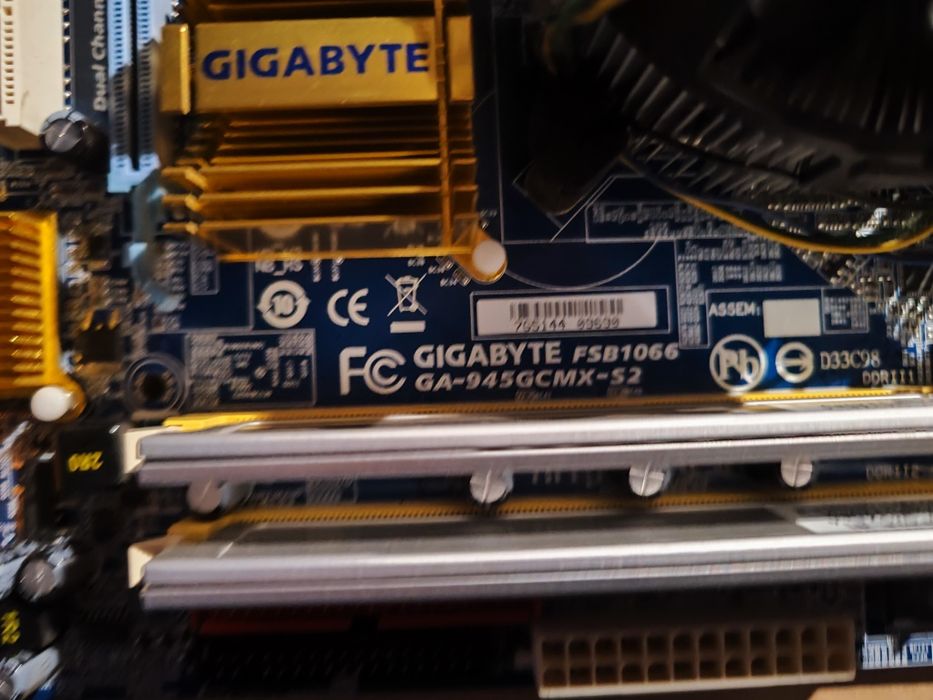 GIGABYTE FSB1066 GA-945GCMX-S2 procesorem i Ram