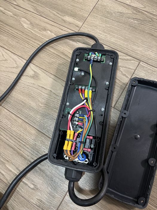 Оригінальна зарядка до авто ford під ремонт