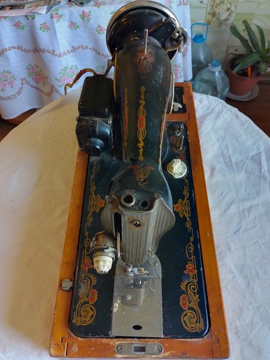 Швейная машина Подольск 1969 г. Машинка электрическая для шитья.