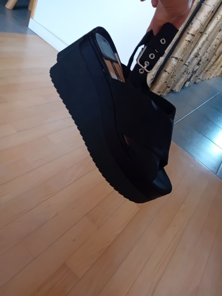 Stradivarius sandaly na koturnie