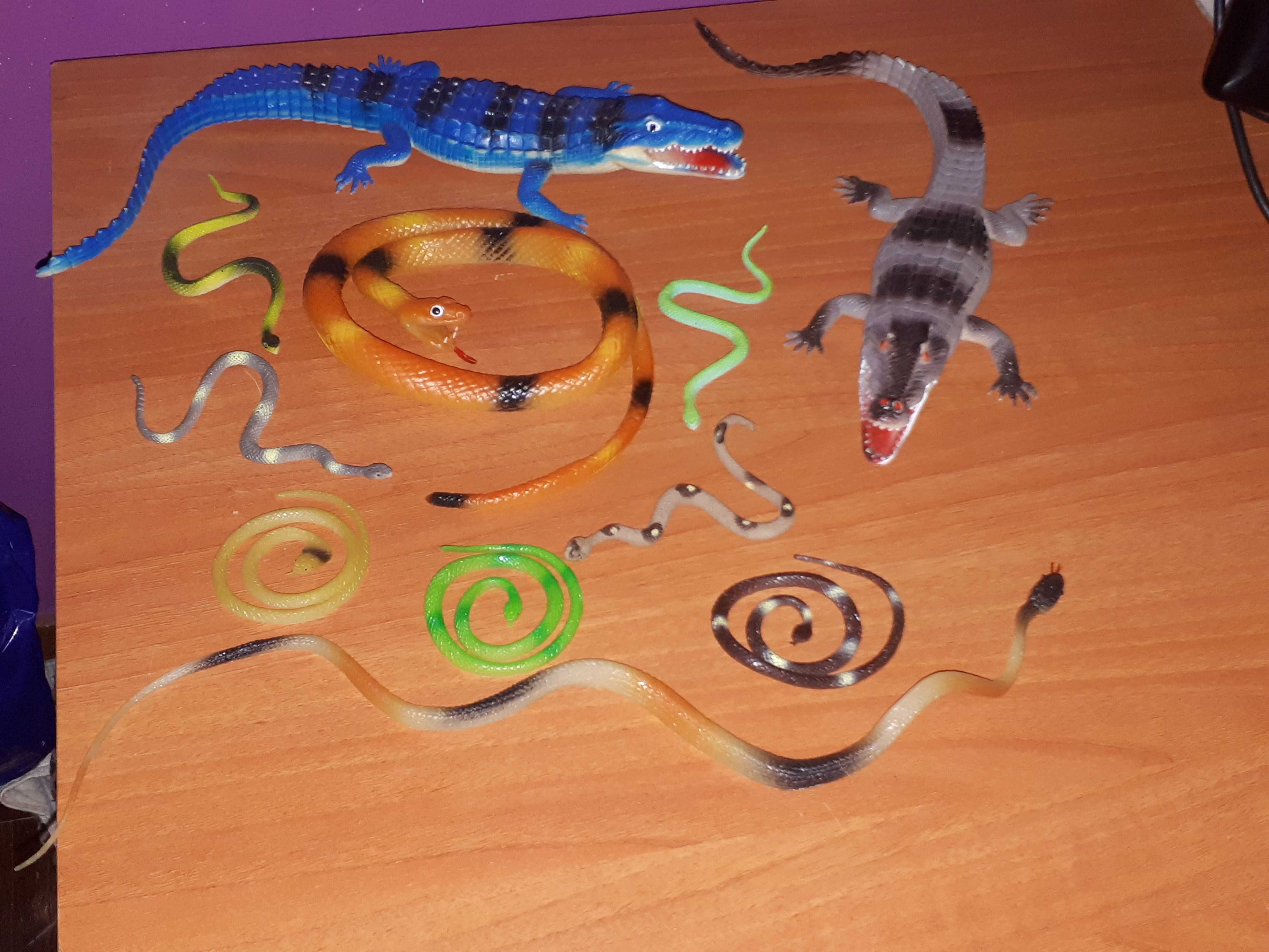 Duas coleções das figuras dos animais. Leia descrição