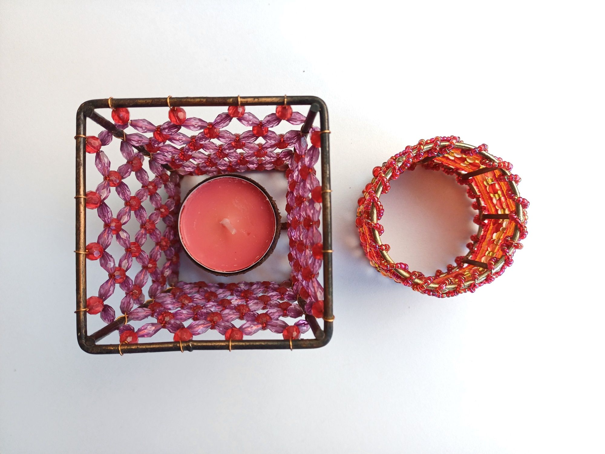 Porta-velas com missangas da Natura e argola para guardanapos