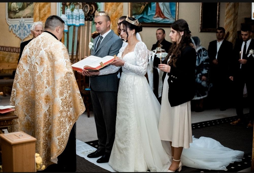 Весільна сукня з шлейфом.