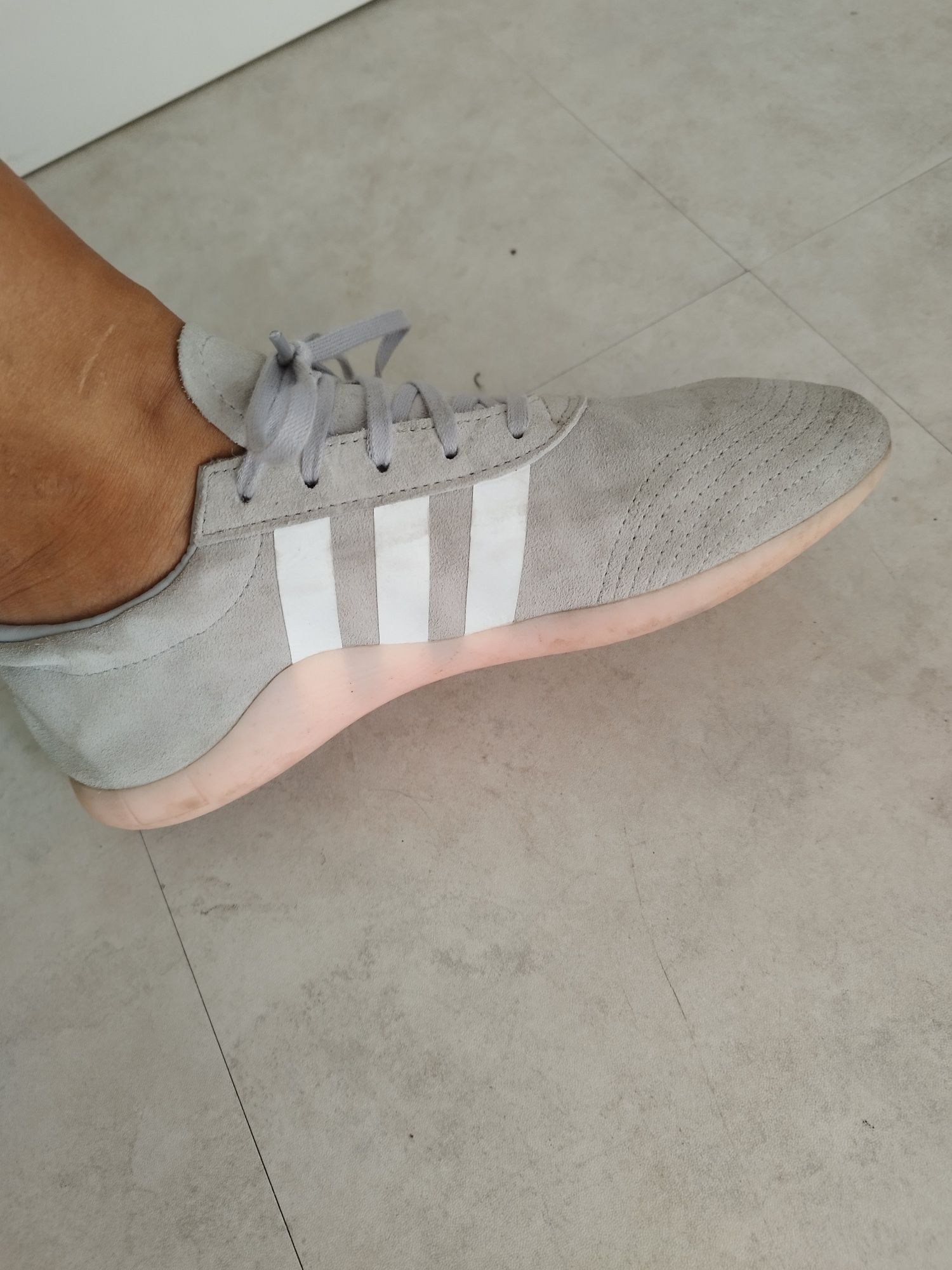 Tênis adidas cinza e rosa