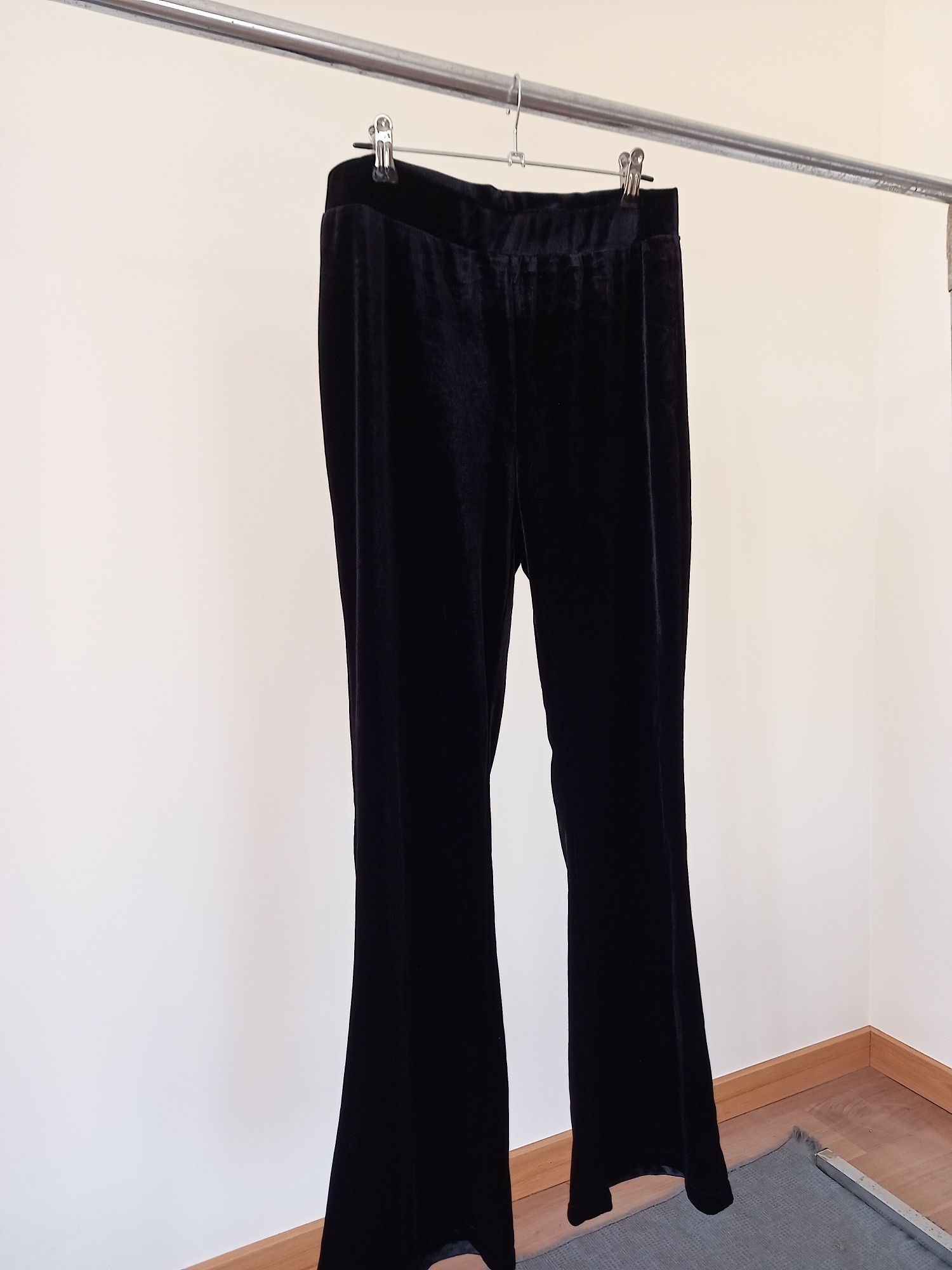 Calças flare cropped veludo Mango